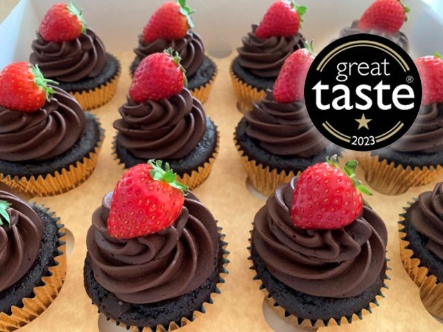 allergy-friendly-chocolate-cupcakes-with-fresh-strawberry-one-star-great-taste-award-2023-001.jpg