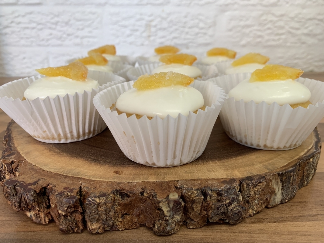 allergy-friendly-orange-mini-cake-with-orange-icing-and-candied-orange-segment-august-2025-new-4.jpeg