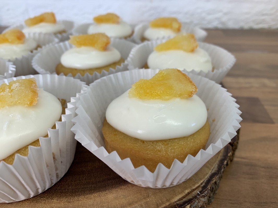 allergy-friendly-orange-mini-cake-with-orange-icing-and-candied-orange-segment-august-2025-new-7.jpeg