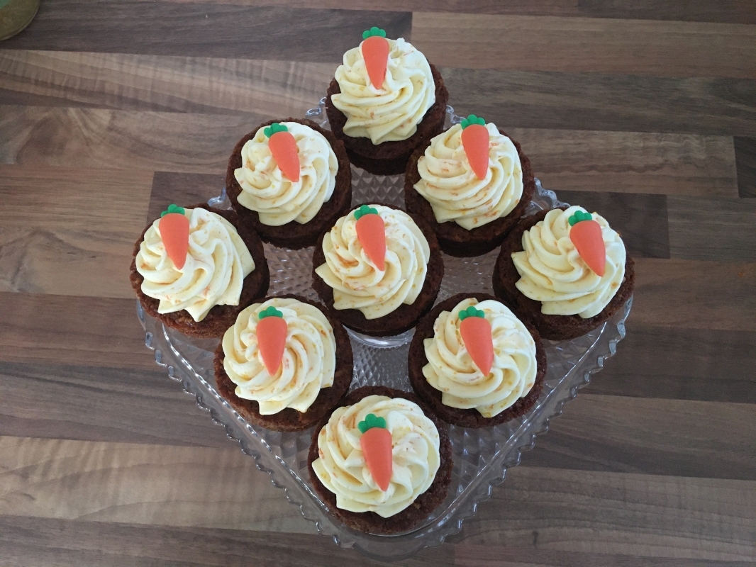 carrot-orange-mini-cakes-with-orange-buttercream-and-edible-carrot-decoration-on-cake-stand-january-2021-2.jpg