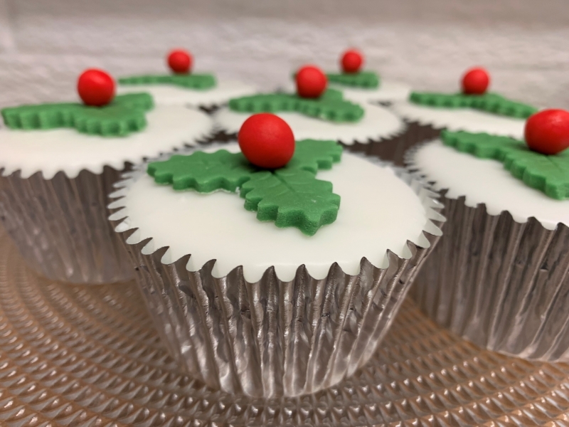 chocolate-christmas-cupcakes-on-cake-stand-december-2021-001