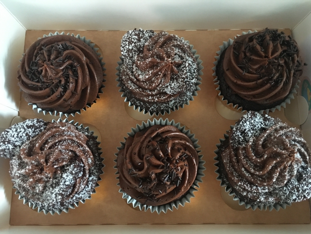 chocolate-cupcake-selection-box-gluten-free-october-2020-001.jpg