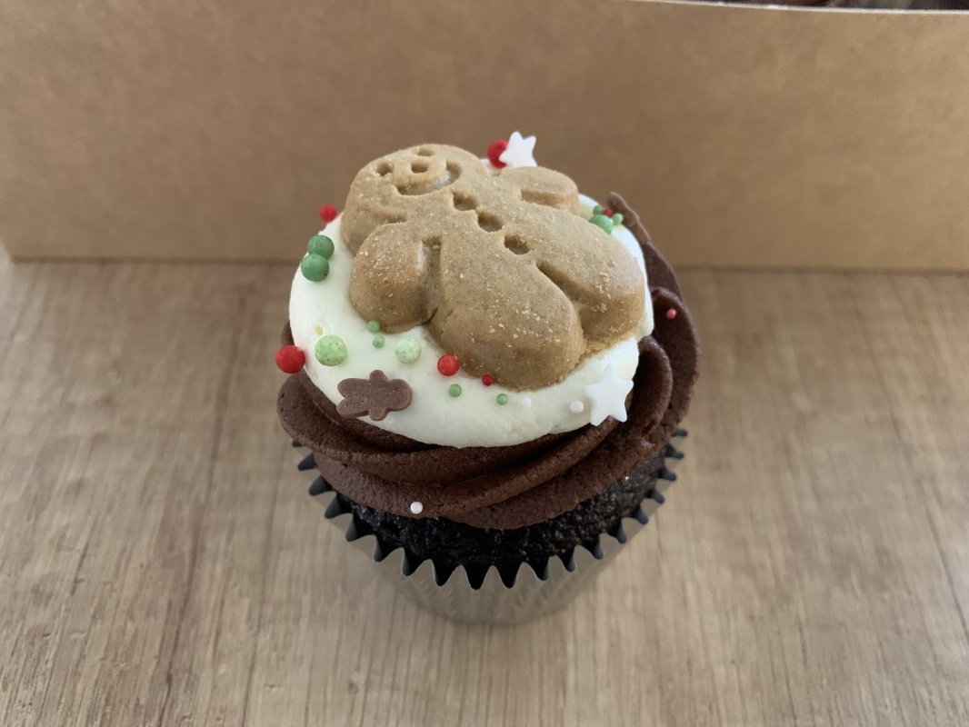 chocolate-cupcake-with-gingerbread-man-biscuit-november-2025-5.jpeg