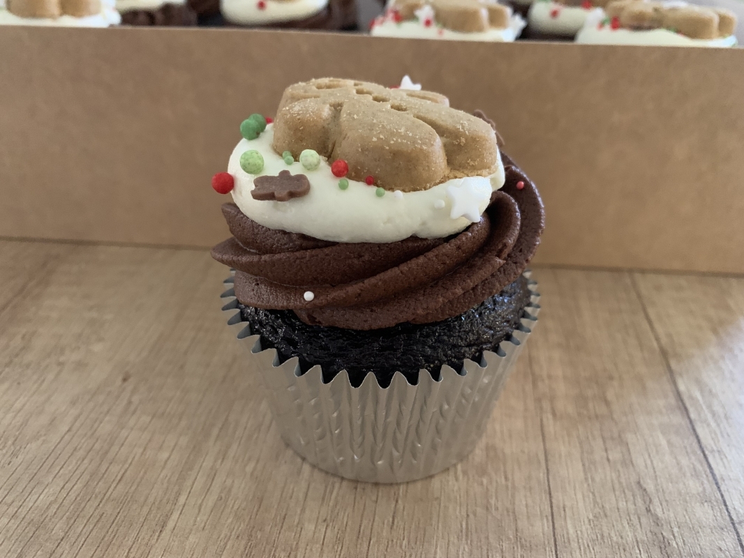 chocolate-cupcake-with-gingerbread-man-biscuit-november-2025-6.jpeg