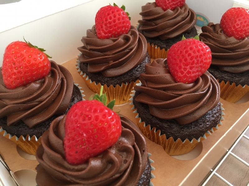 chocolate-cupcakes-with-chocolate-mousse-frosting-and-fresh-strawberry-gluten-free-august-2020-4-002