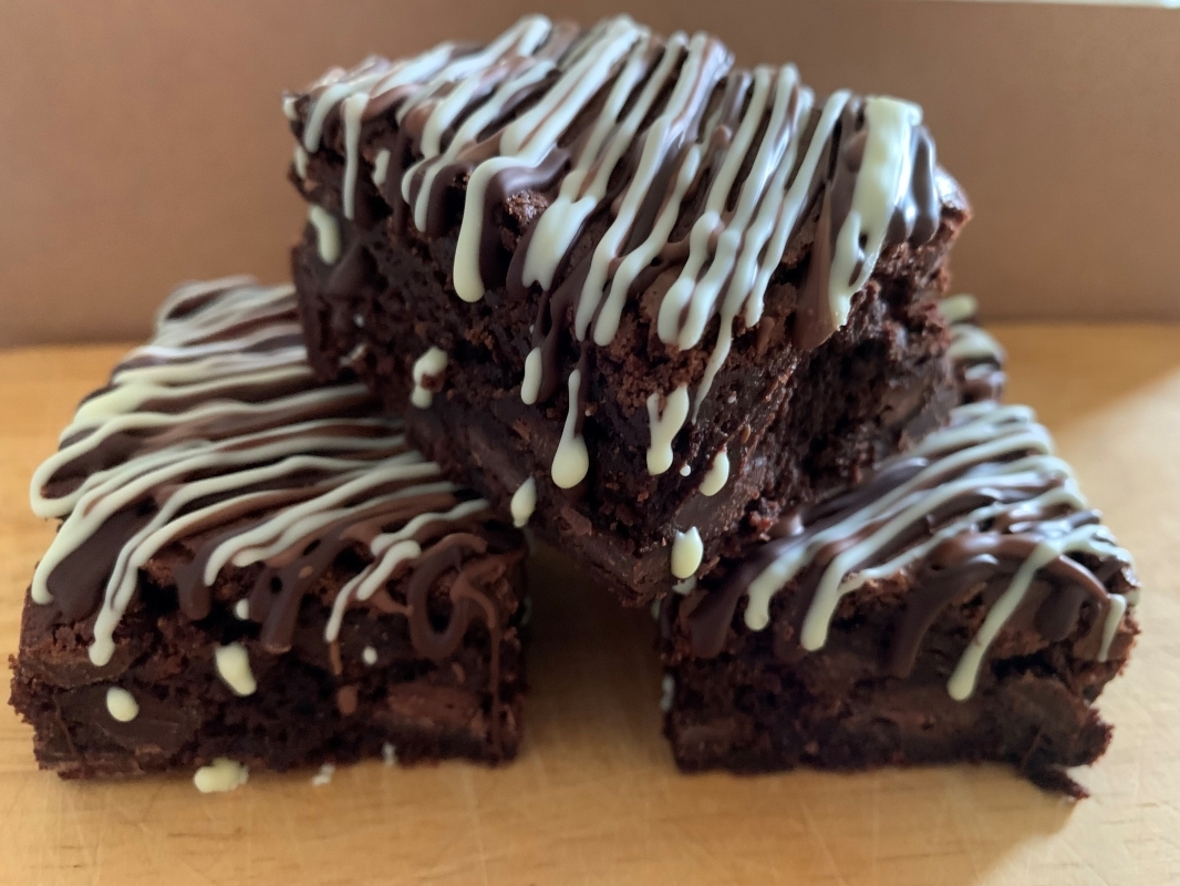 chocolate-fudge-brownies-with-chocolate-drizzles-december-2021-7.jpg