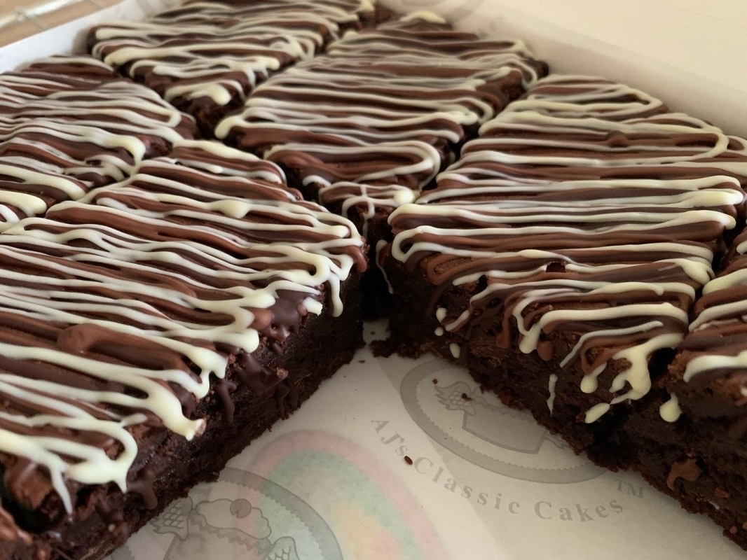 chocolate-fudge-brownies-with-chocolate-drizzles-in-gift-box-february-2022-002.jpg