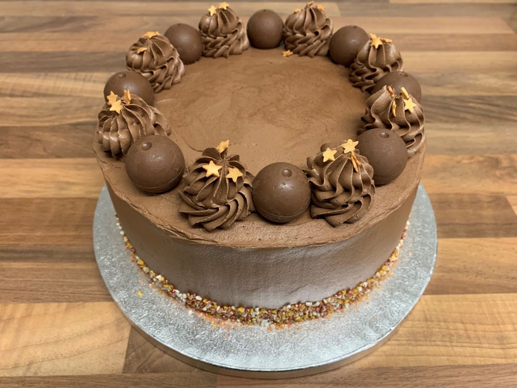 gluten-free-chocolate-caramel-celebration-cake-november-2021-001.jpg