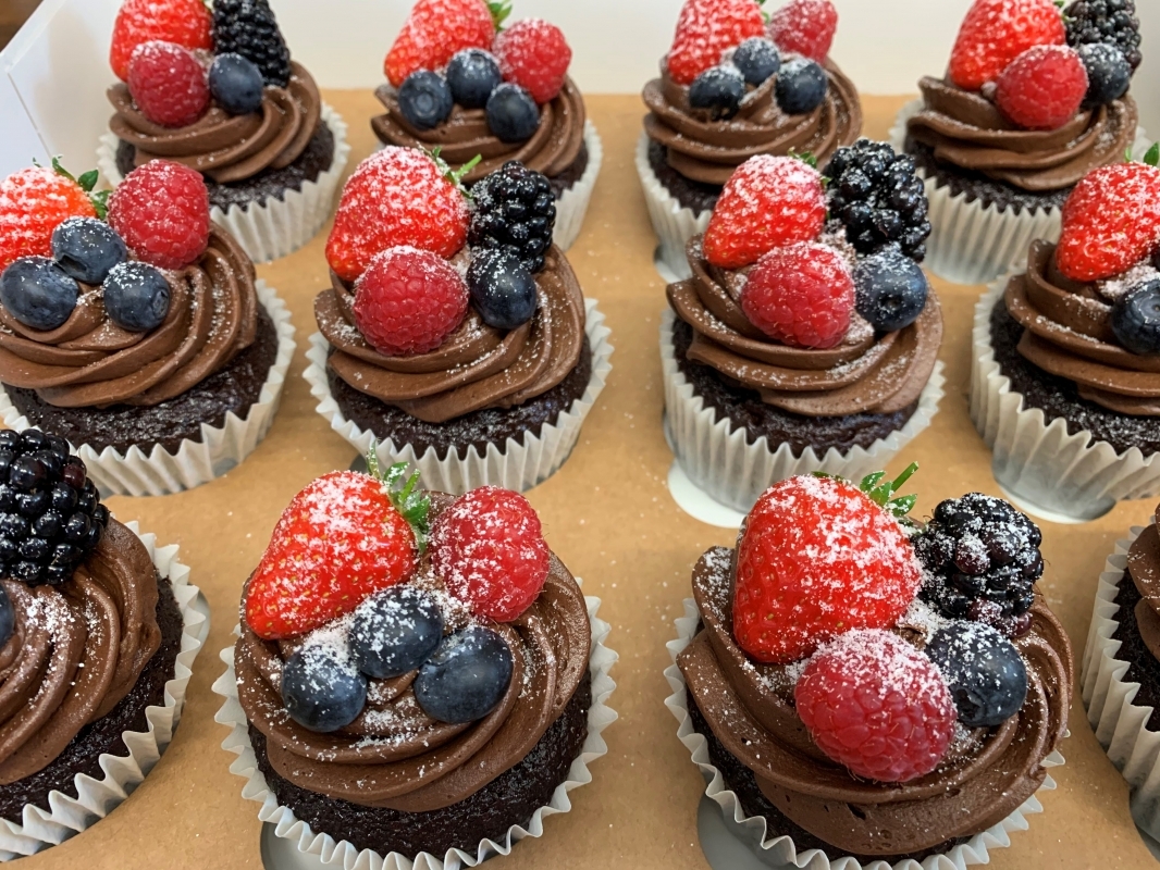 gluten-free-chocolate-cupcakes-with-chocolate-buttercream-and-fresh-berries-may-2021-3.jpg