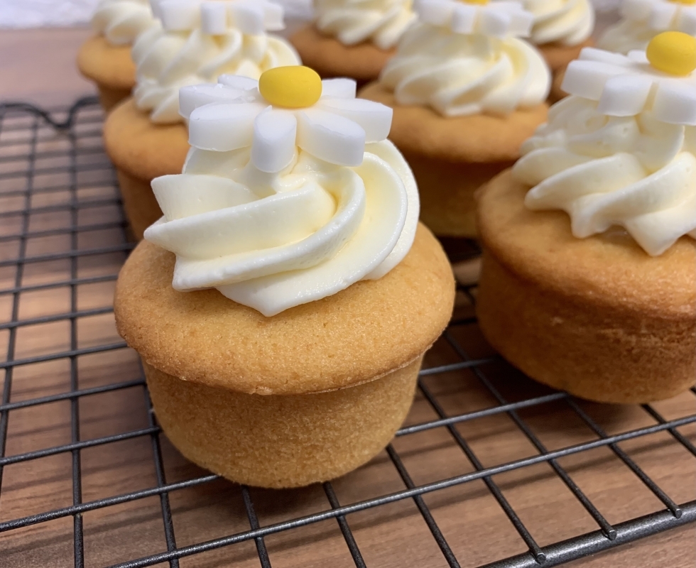 gluten-free-lemon-mini-cake-with-lemon-curd-filling-lemon-curd-buttercream-and-fondant-iced-daisy-decoration-may-2025-7.jpeg