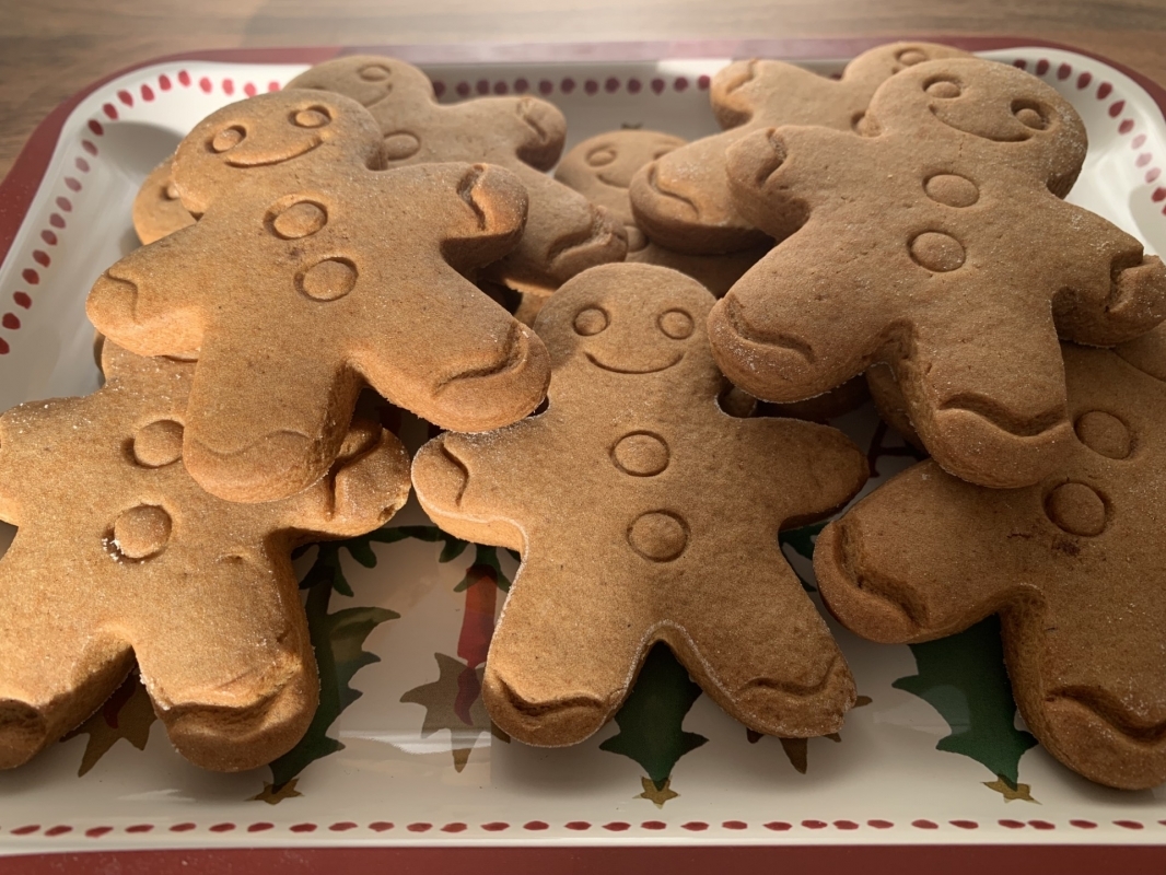 mini-gingerbread-men-without-decoration-november-2025-3.jpg