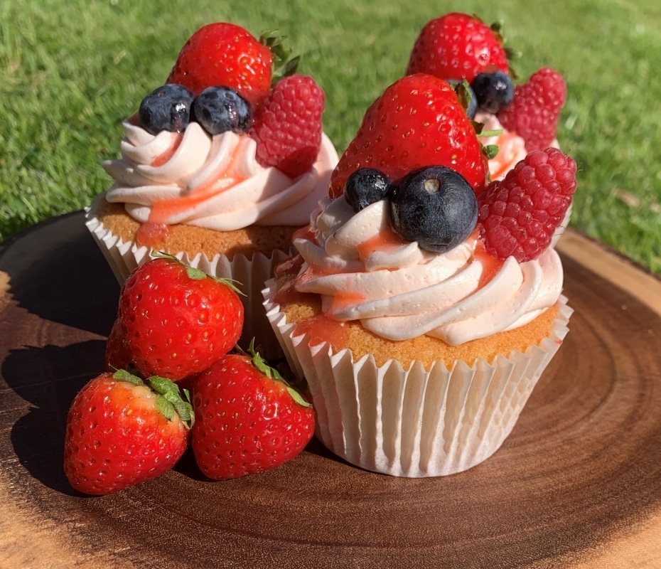 summer-fruit-cupcakes-on-display-2-2-.jpg
