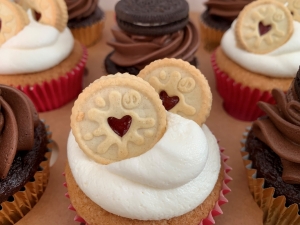 biscuit-cupcake-selection-box-june-2022-2.jpg