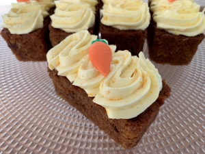 carrot-orange-mini-loaf-on-cake-stand-november-2021.jpg