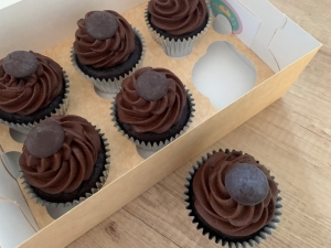 chocolate-cupcake-with-chocolate-frosting-and-dark-chocolate-button-decoration-vegan-gluten-free-august-2022-2.jpg