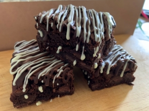 chocolate-fudge-brownies-with-chocolate-drizzles-december-2021-9-001.jpg
