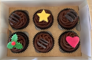 vegan-and-gluten-free-christmas-chocolate-cupcakes-with-chocolate-frosting-and-decorations-september-2022.jpg