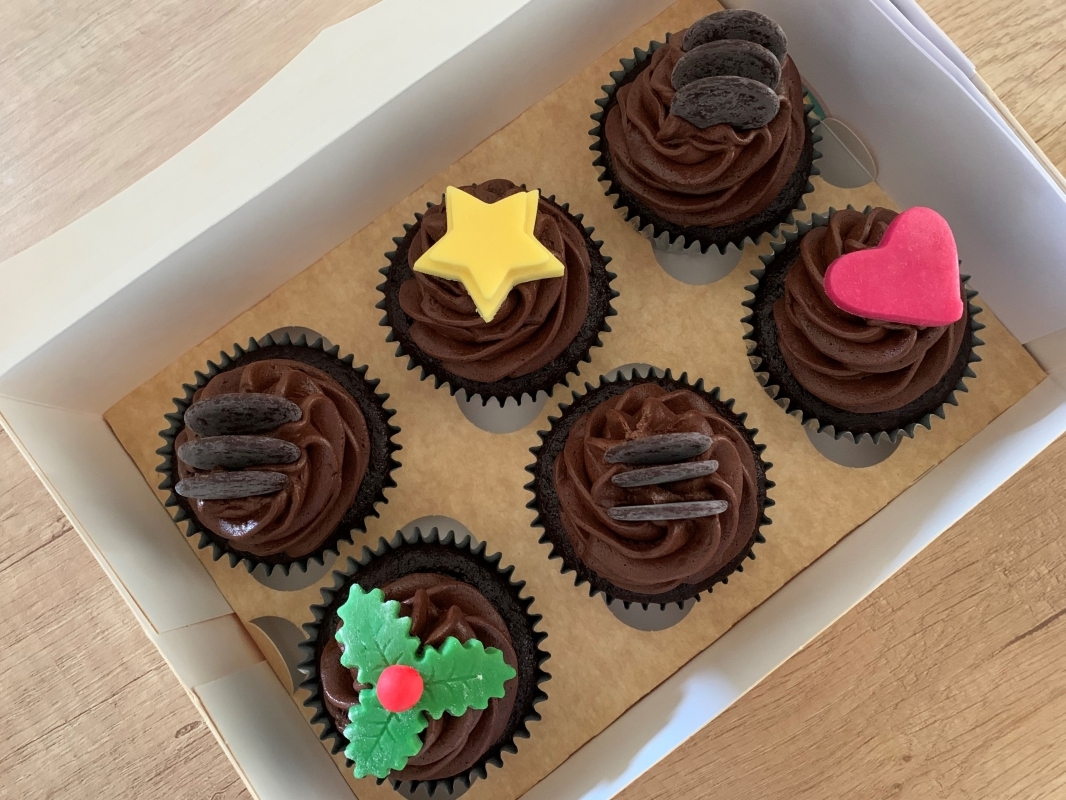 vegan-and-gluten-free-christmas-chocolate-cupcakes-with-chocolate-frosting-and-decorations-september-2022-2-001.jpg