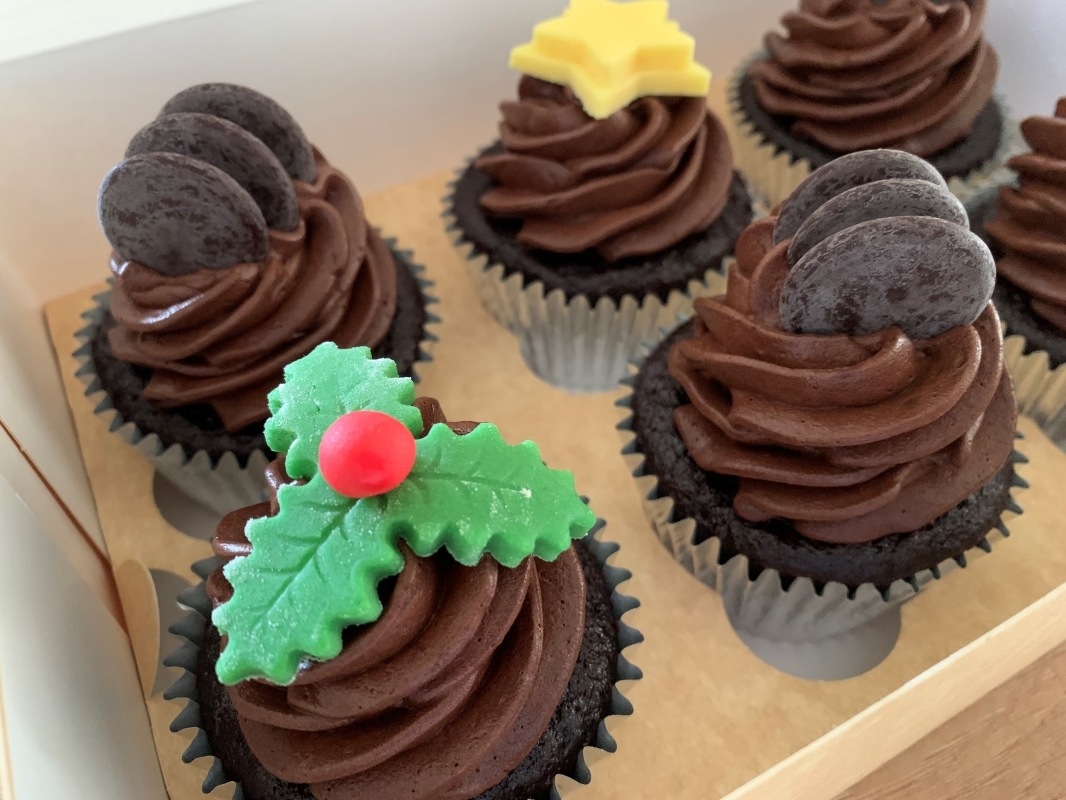 vegan-and-gluten-free-christmas-chocolate-cupcakes-with-chocolate-frosting-and-decorations-september-2022-4-001.jpg