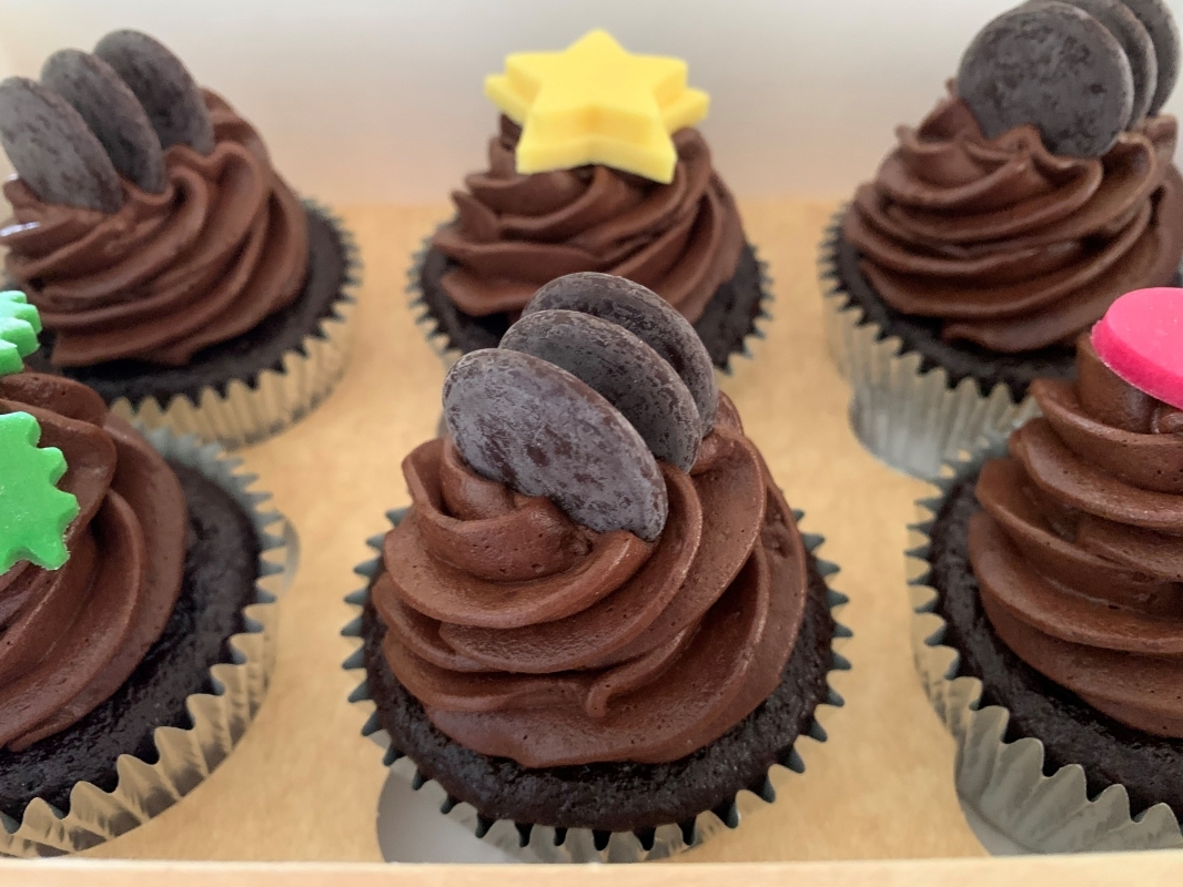 vegan-and-gluten-free-christmas-chocolate-cupcakes-with-chocolate-frosting-and-decorations-september-2022-5-001.jpg