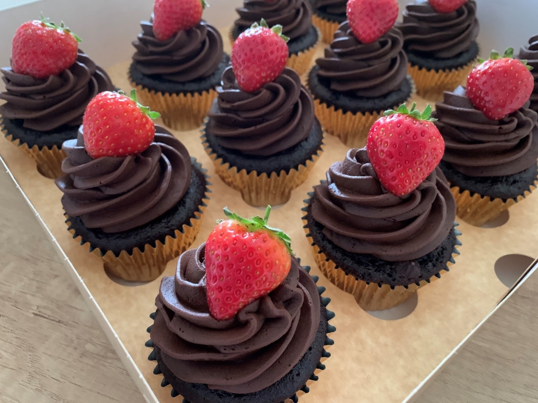 vegan-gluten-free-soya-free-nut-free-chocolate-cupcakes-with-chocolate-frosting-and-strawberry-september-2022-5-002.jpg